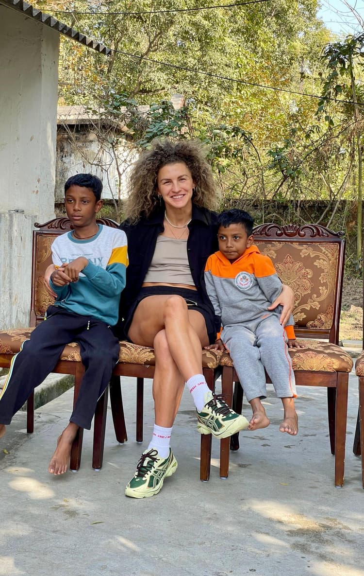 Hockey : निक्की प्रधान के घर पहुंचीं सूरमा हॉकी क्लब की खिलाड़ी, खूब की मस्ती