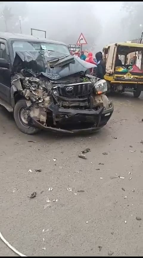 सड़क दुर्घटना में आधा दर्जन श्रद्धालु घायल