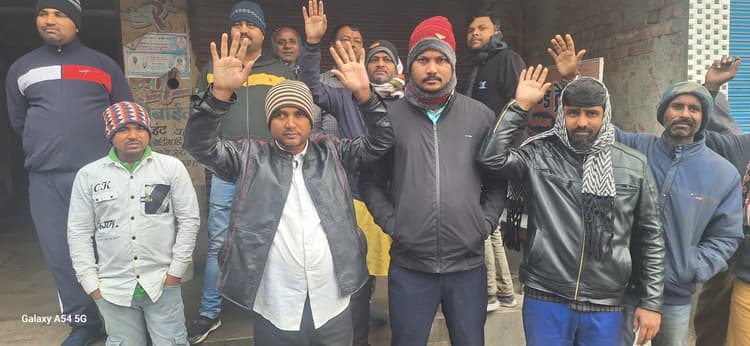 दमकल की मांग को ले ग्रामीणों ने किया प्रदर्शन