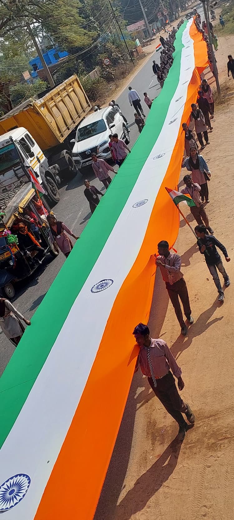 बच्चों ने निकाली 100 मीटर लंबा तिरंगा के साथ यात्रा