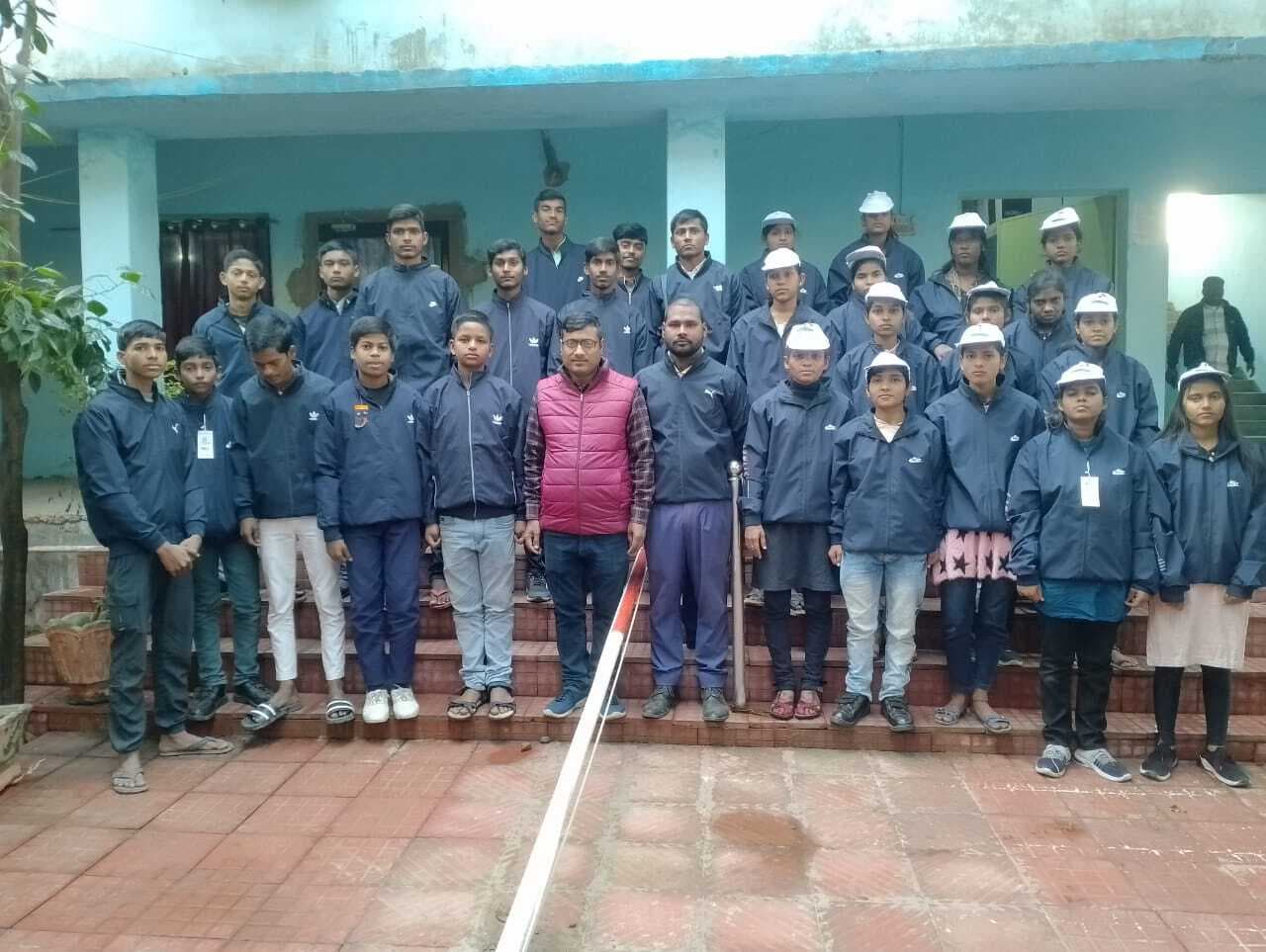 डीएम ने 44 स्काउट एंड गाइड को दिया जैकेट