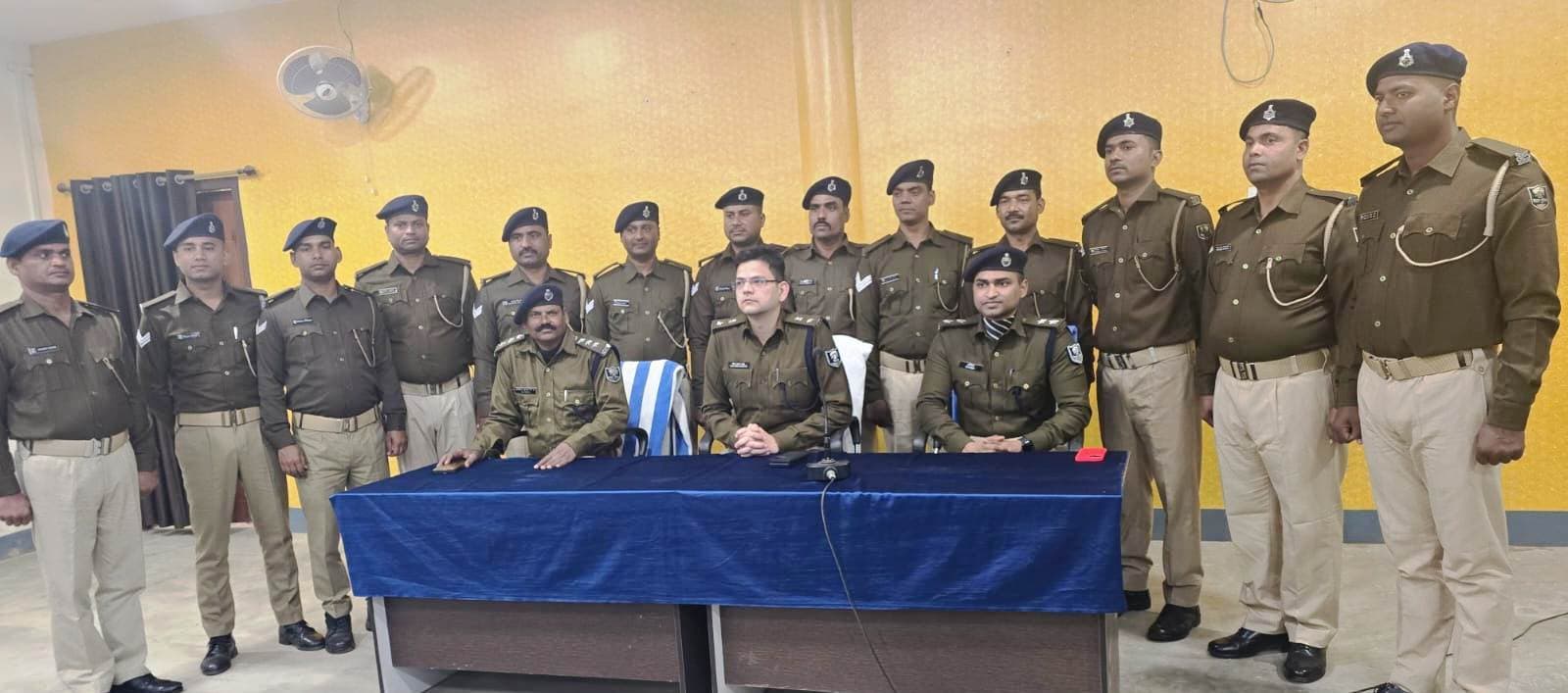 सिपाही से चालक हवलदार कोटि में प्रोन्नत कर्मियों को एसपी ने लगाया बैज