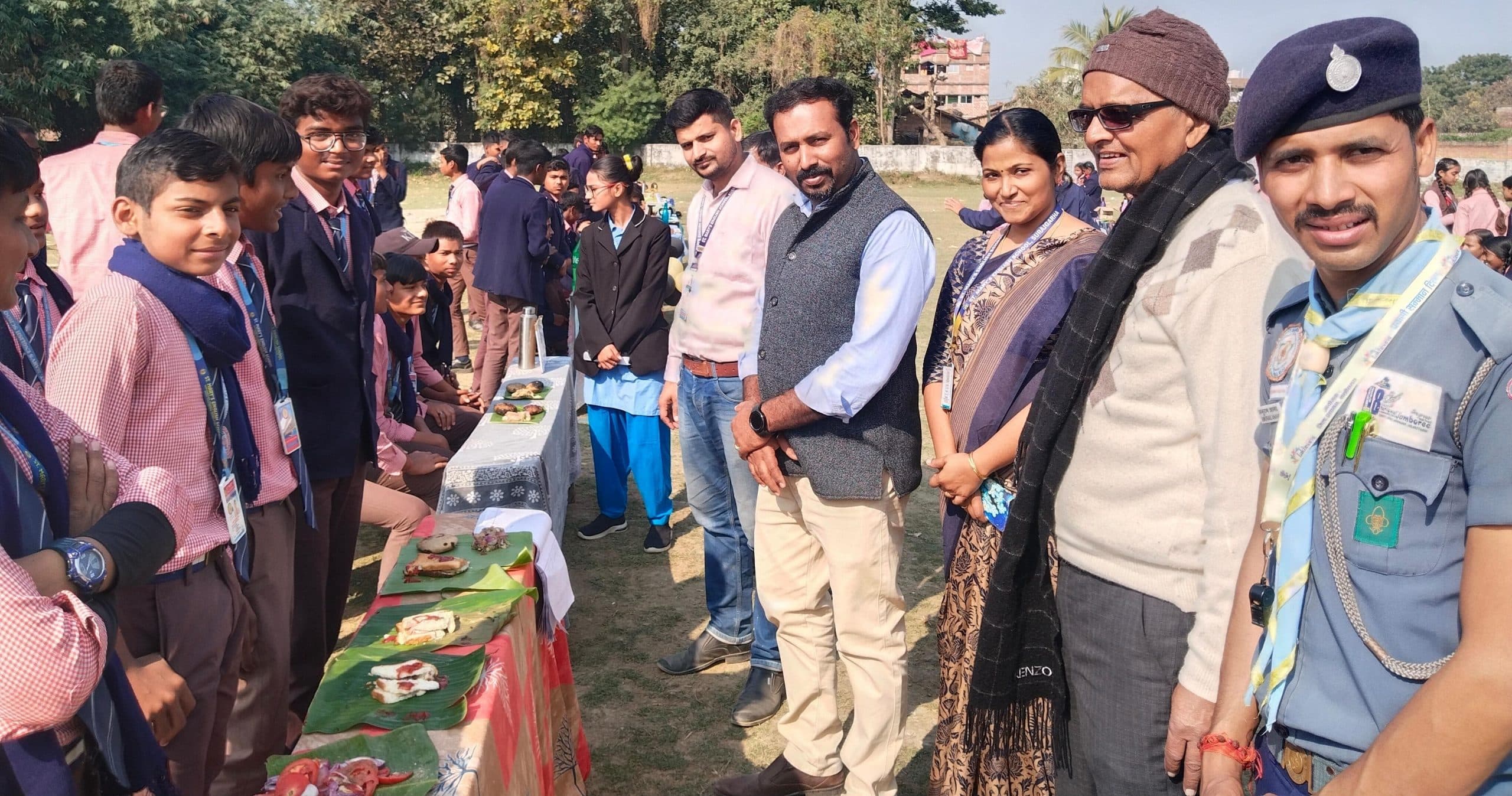 स्काउट-गाइड प्रशिक्षण में बिना बर्तन के भोजन बनाने का सिखाया गया गुर