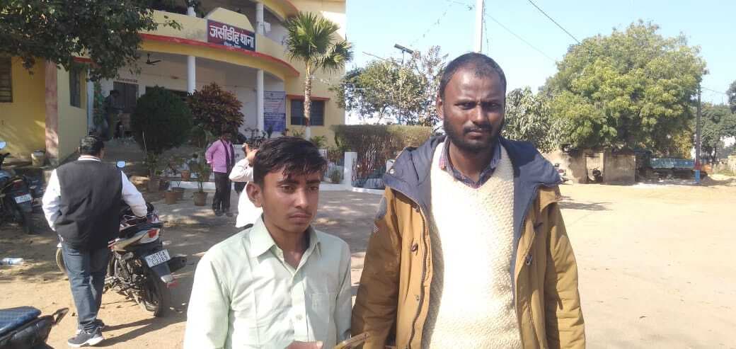 Deoghar News : यूपी के लड़के को डेढ़ माह तक बनाया बंधक, ठग लिये 35500 रुपये