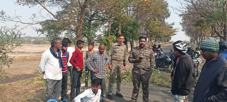 Deoghar news : वाहन की चपेट में आने से साइकिल सवार की मौत, आक्रोशित ग्रामीणों ने घंटों सड़क किया जाम