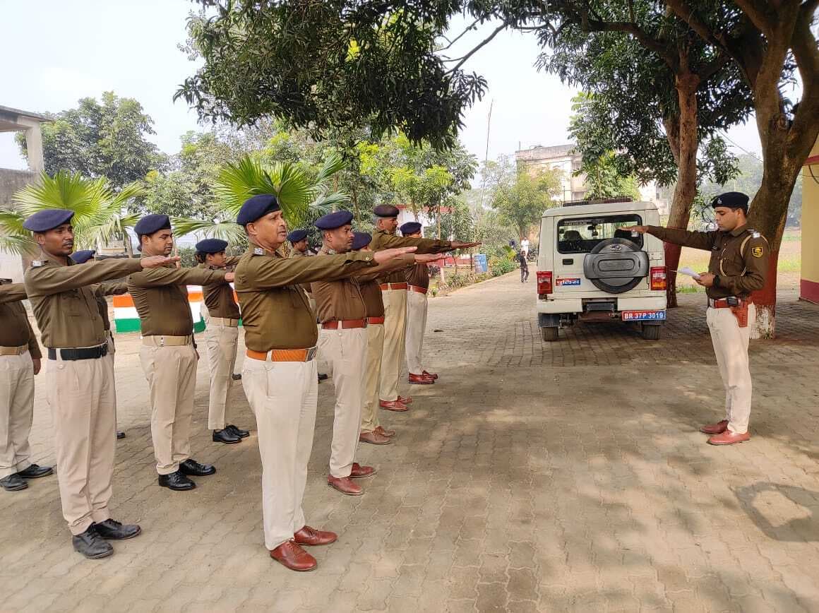 पुलिसकर्मियों ने मतदान में भागीदारी की ली शपथ