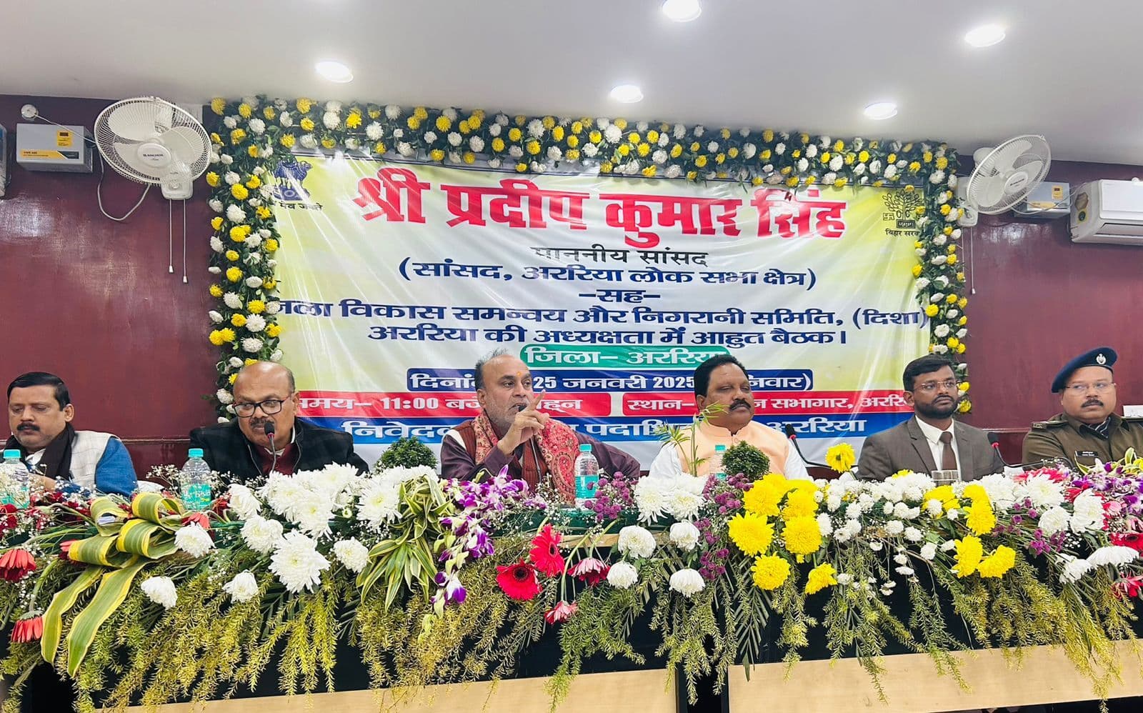 जिले में पारदर्शी तरीके से करायें काम, भष्टाचारियों के विरुद्ध हो कार्रवाई: डीएम