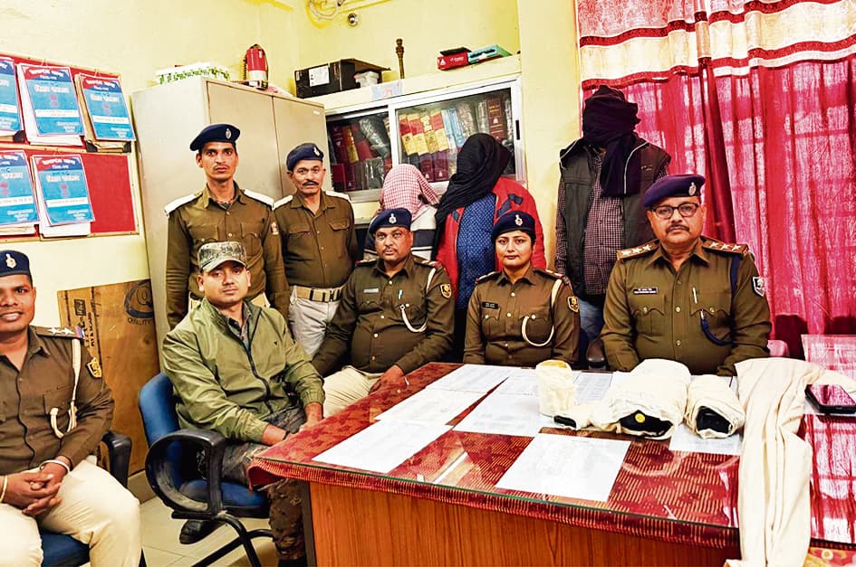 Gaya News : कार से एक बंदूक व छह कारतूस बरामद, तीन गिरफ्तार