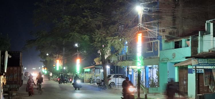 पहली बार तिरंगे की रोशनी से पटा शहर