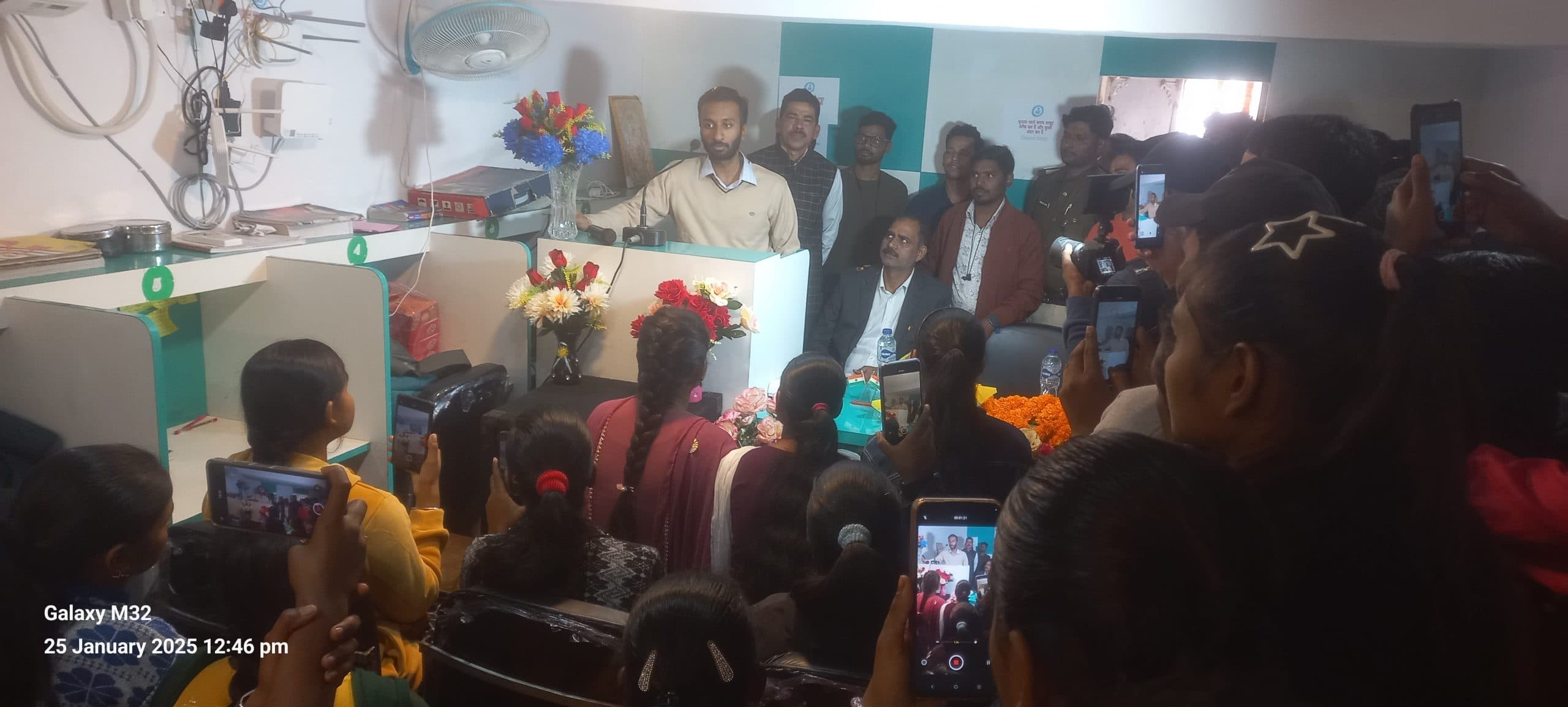 प्रशिक्षु आईएएस अनिरुद्ध पांडे ने छात्रों का लिया मोटिवेशनल क्लास