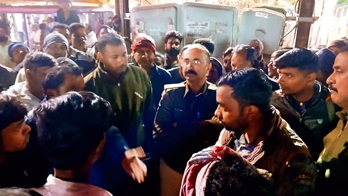 Gaya News : डेकोरेशन कर्मचारी की मौत पर हुआ बवाल, शव के साथ किया सड़क जाम