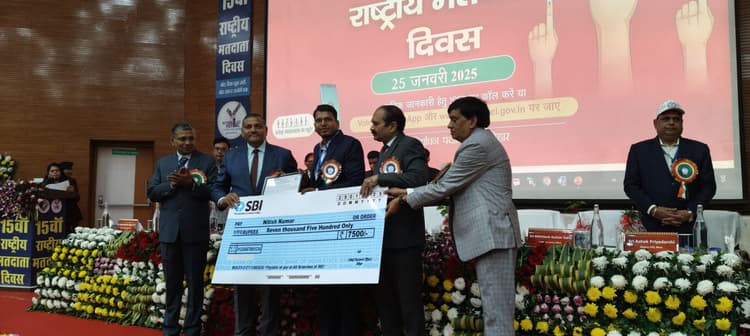 पटना के अधिवेशन भवन में बेस्ट जीआरओ को लेकर शंभुगंज बीडीओ हुए पुरस्कृत