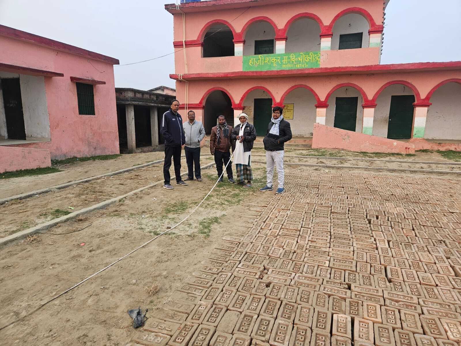 खेल मैदान निर्माण कार्य का पदाधिकारी व जनप्रतिनिधियों ने किया निरीक्षण