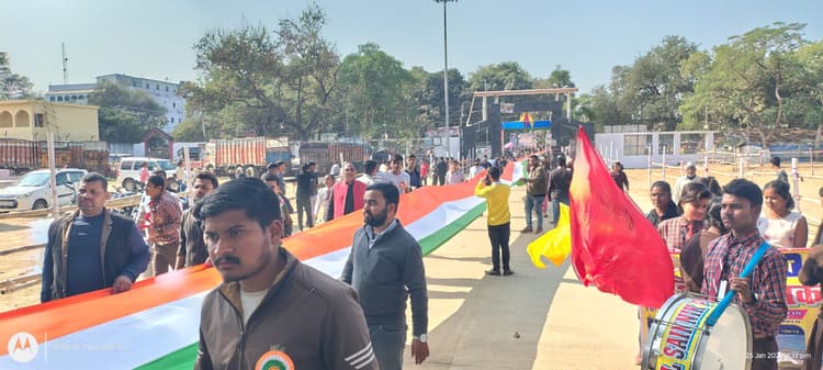 एक हजार फीट लंबे तिरंगे के साथ निकाली यात्रा