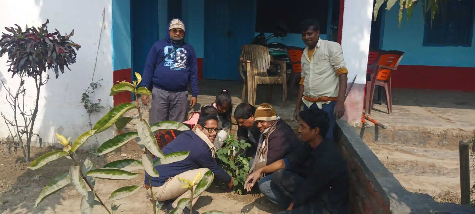 पोषण वाटिका से आदर्श मध्य विद्यालय बेलदौर में किया गया पौधरोपण