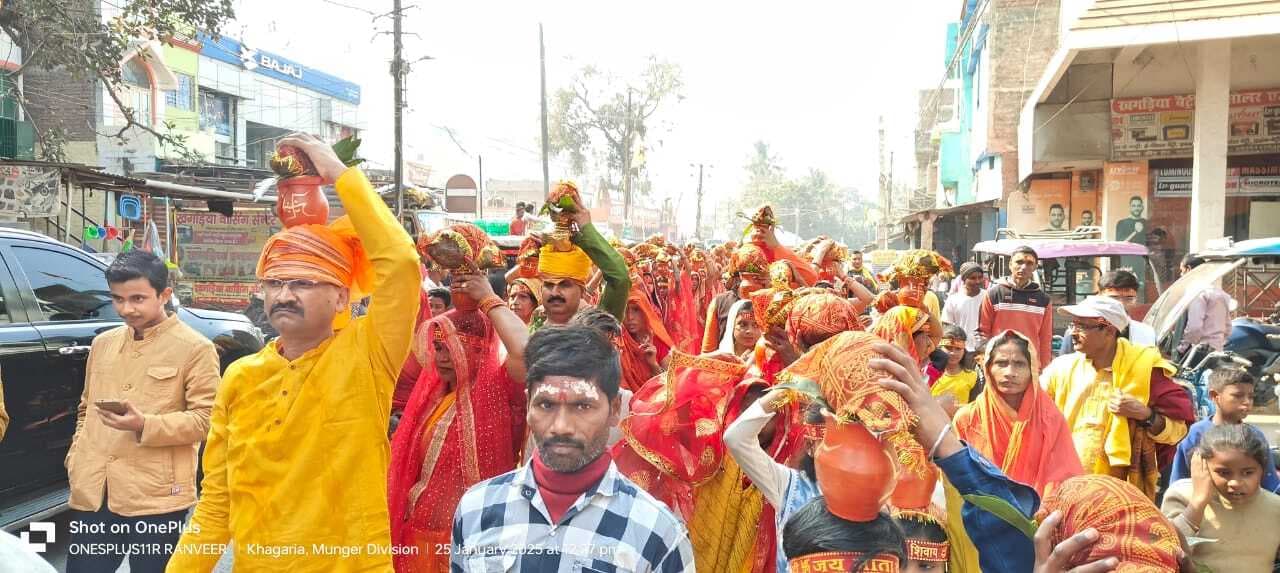 नौ दिवसीय यज्ञ को लेकर निकाली गयी कलश शोभा यात्रा