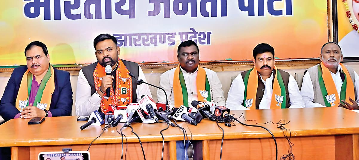 Political news : देश की जनता को दिग्भ्रमित कर रहे राहुल गांधी : गुरु प्रकाश पासवान