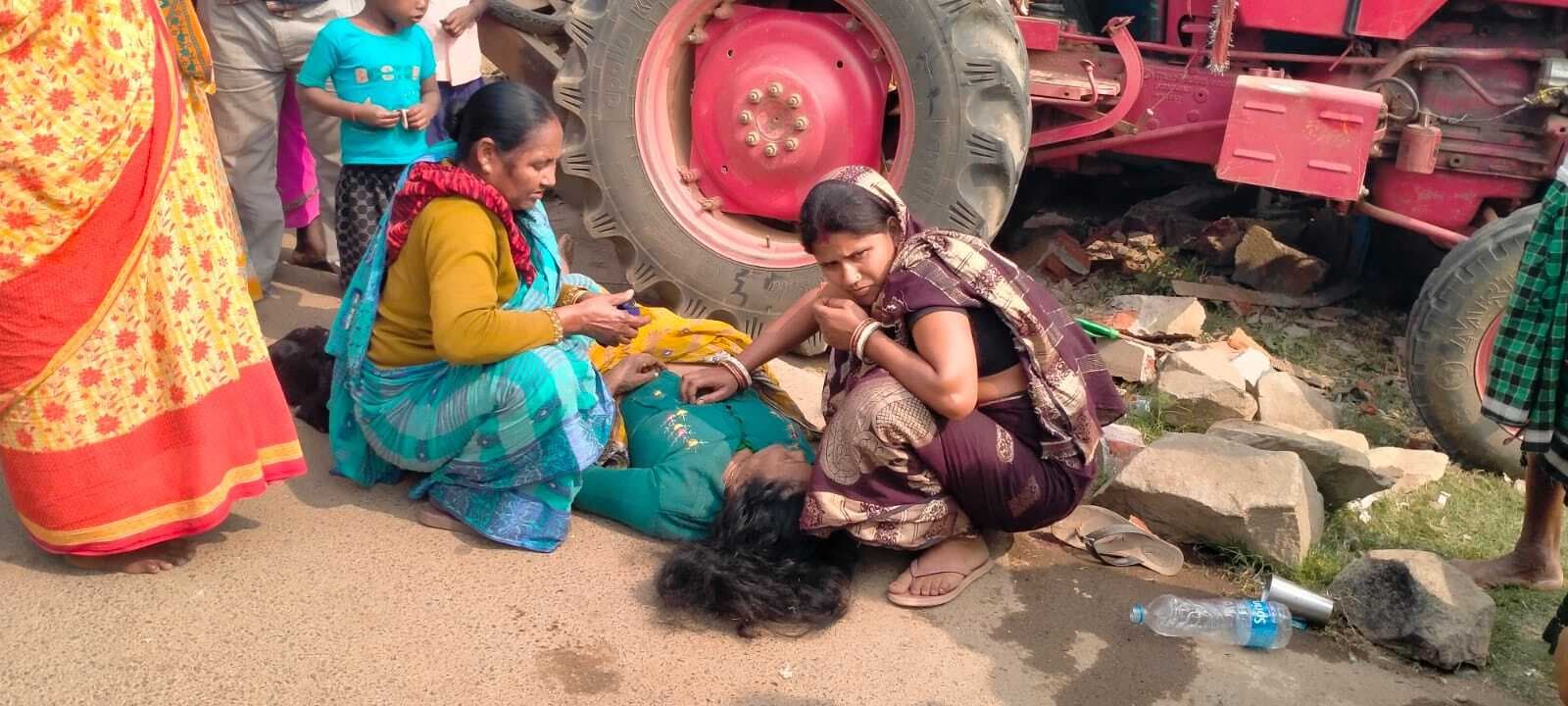 Chaibasa News : दुकान में घुसा ट्रैक्टर, महिला की मौत, युवती गंभीर