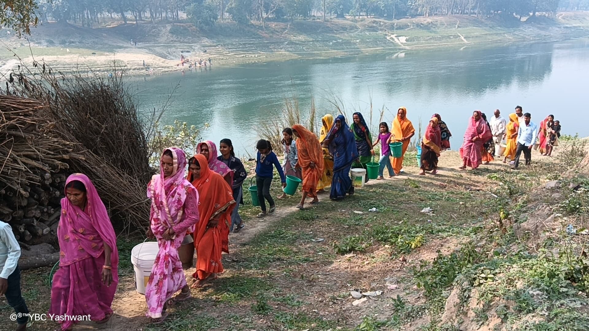 बूढ़ी गंडक का पानी पी रहे बछौली के लोग