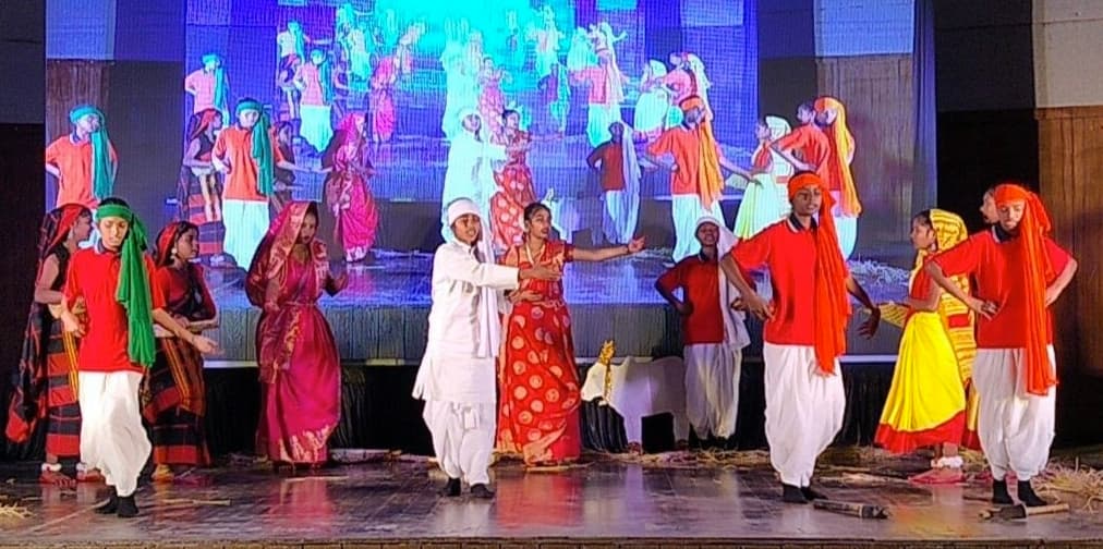 Dhanbad News : गणतंत्र दिवस की पूर्व संध्या पर बच्चों ने रंगारंग सांस्कृतिक कार्यक्रम से मन मोहा