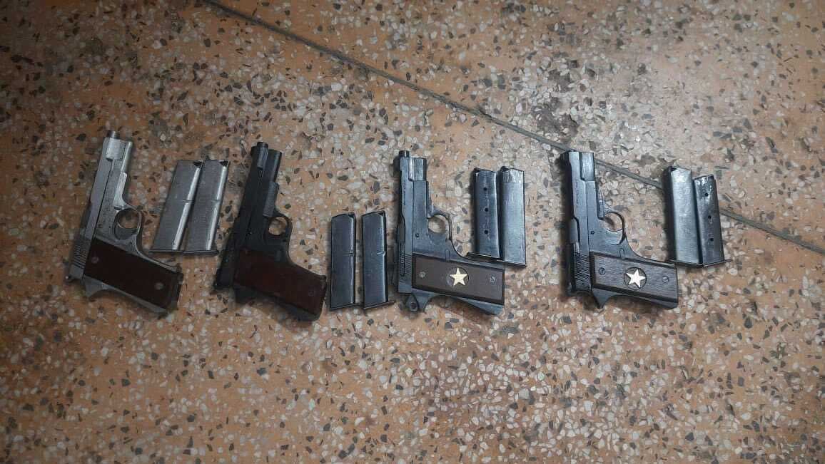 चार पिस्टल व आठ मैगजीन के साथ दो गिरफ्तार