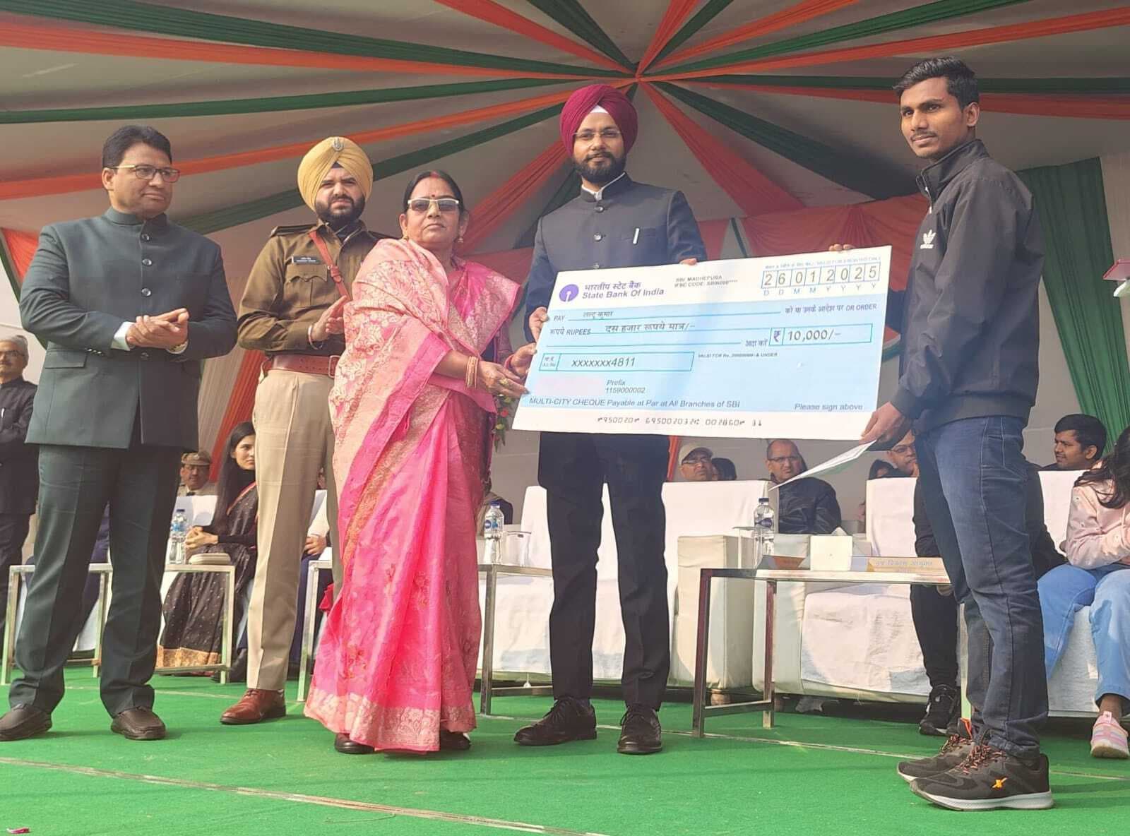 सड़क दुर्घटना में पीड़ितों को अस्पताल पहुंचाने वाले दो व्यक्ति हुए सम्मानित