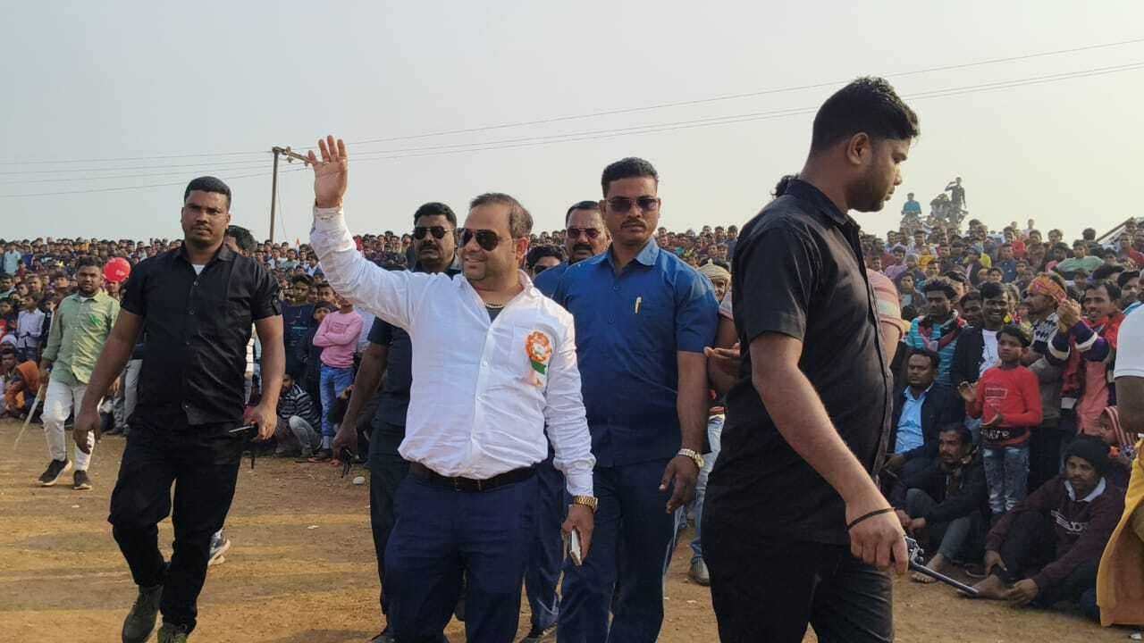 युवा नेता अजहर इस्लाम ने तिरंगे को दी सलामी