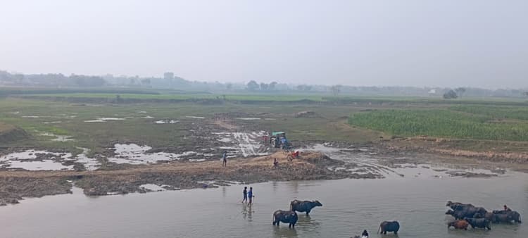 अवैध खनन से बिगड़ रहा सोनापुर बूढ़ी नदी का स्वरूप