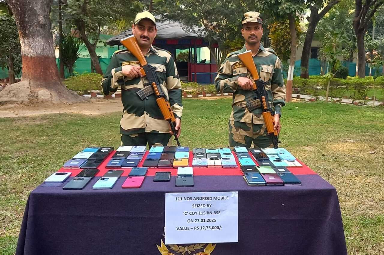 बीएसएफ ने 12.75 लाख के 111 मोबाइल किया जब्त
