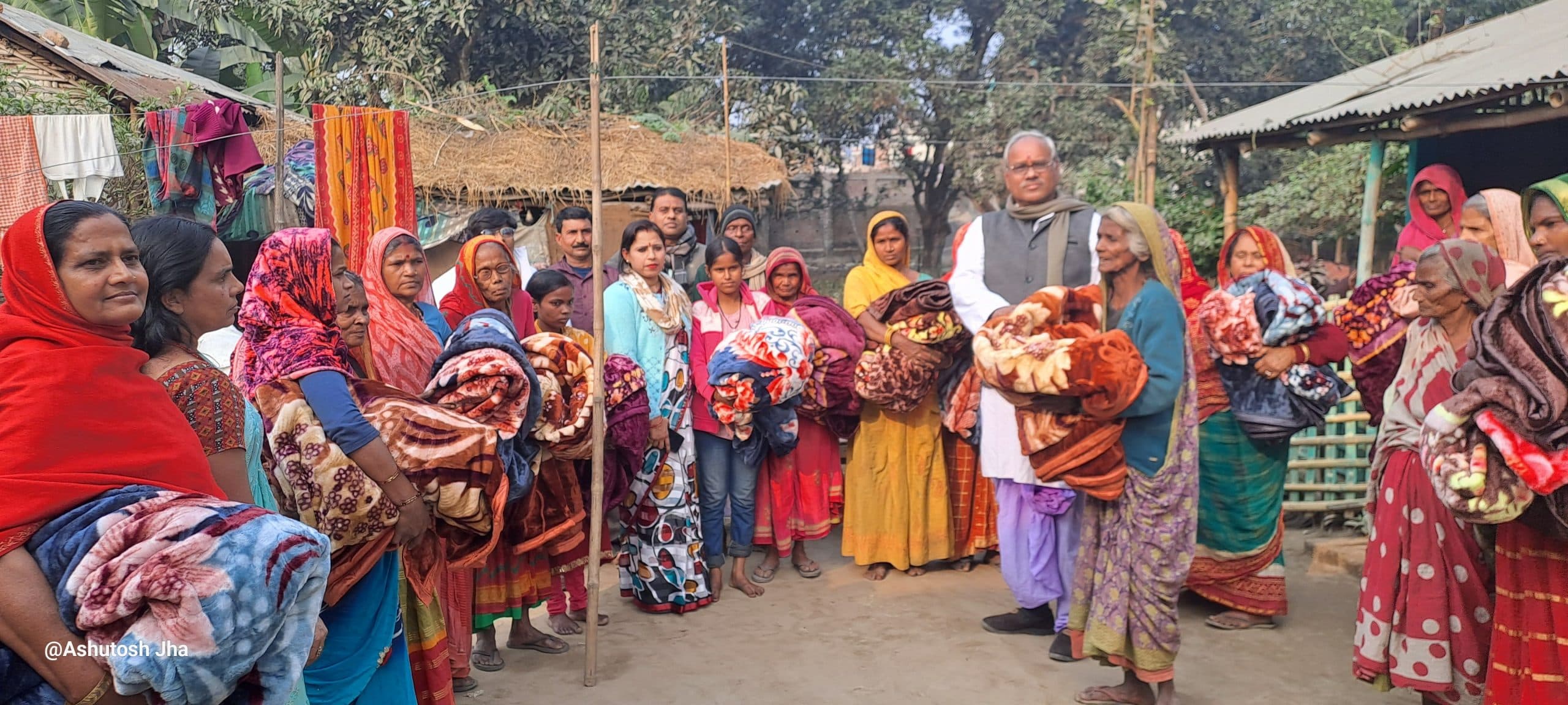 जरूरतमंदों के बीच किया गया कंबल का वितरण