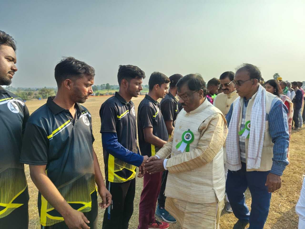 यंग स्टार पाकुड़िया ने क्रिकेट ट्रॉफी पर जमाया कब्जा