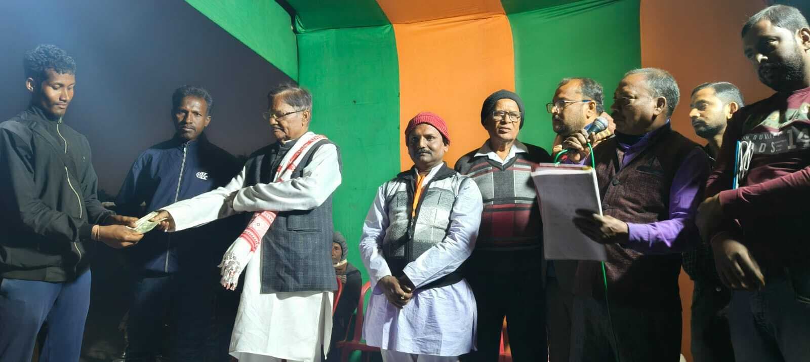 पूर्व सांसद ने श्रेष्ठ प्रतिभागियों के बीच बांटे पारितोषिक