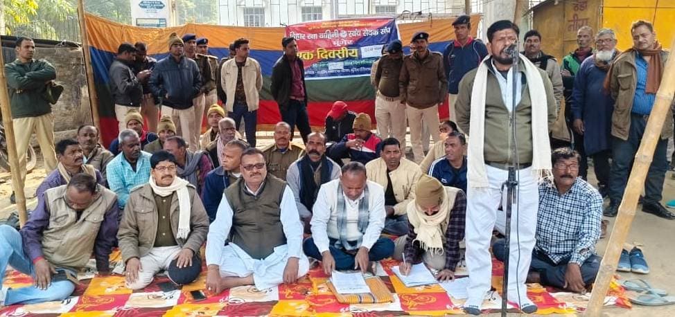 समान काम, समान वेतन की मांग को लेकर गृहरक्षकों ने दिया धरना