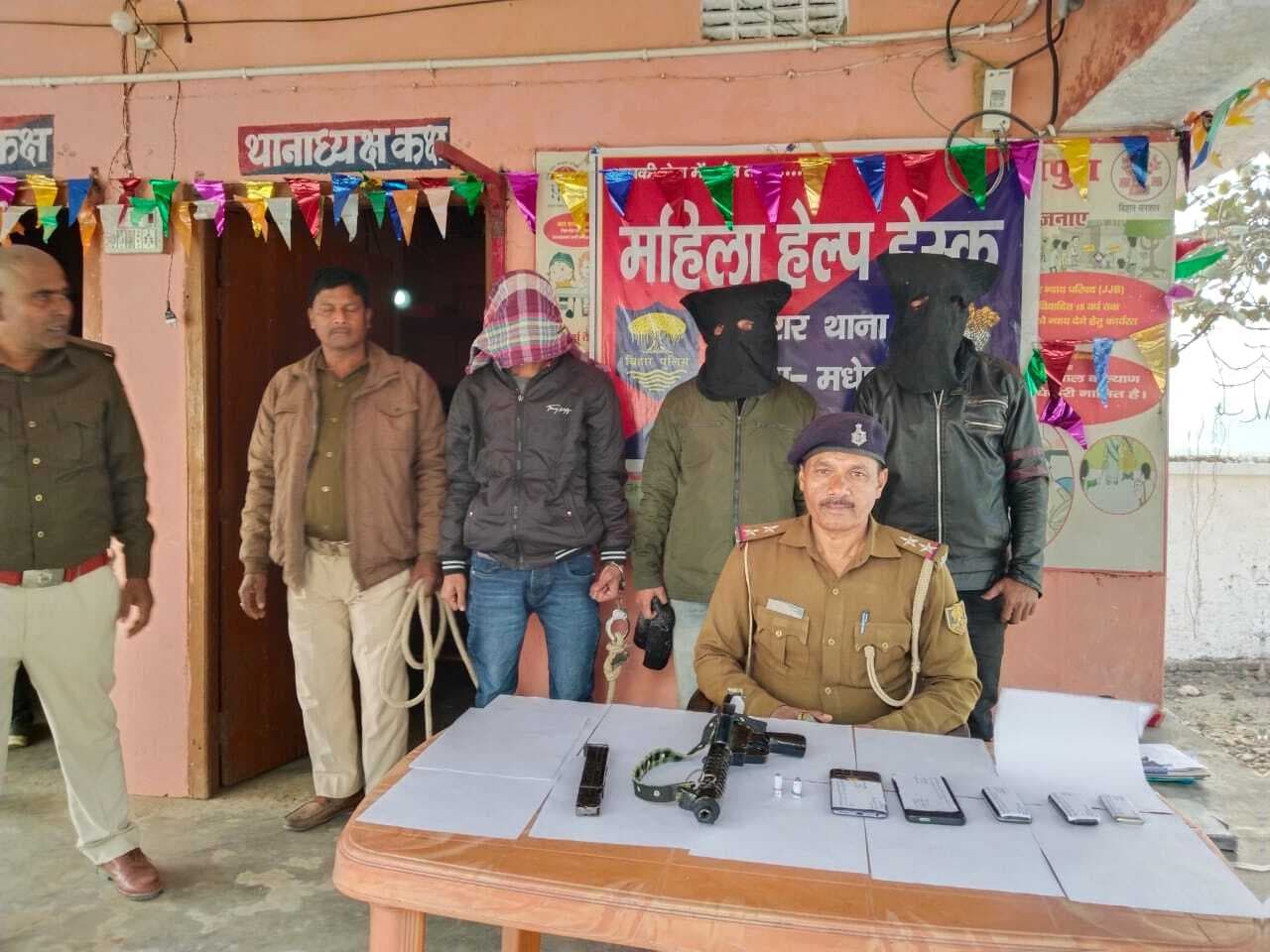 दो गोली व कार्बाइन के साथ दो व्यक्ति गिरफ्तार