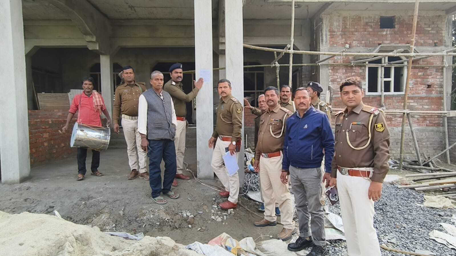 फरार आरोपितों के घर पुलिस ने चिपकाया इश्तेहार, 30 दिनों के भीतर आत्मसमर्पण करने का दिया गया मोहलत