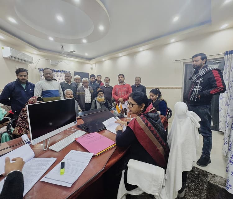 वाडों में व्याप्त समस्याओं से फरियादियों ने मेयर को कराया अवगत