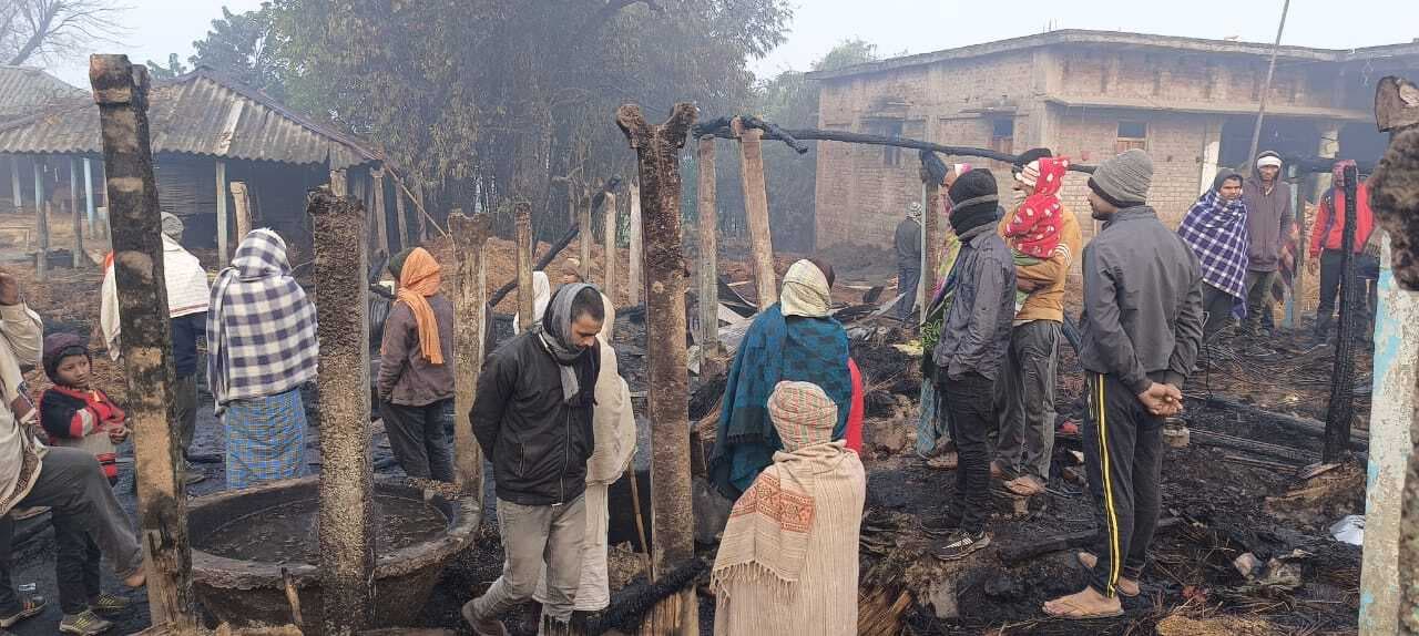 अचानक लगी आग, सात परिवारों के आठ घर जलकर राख
