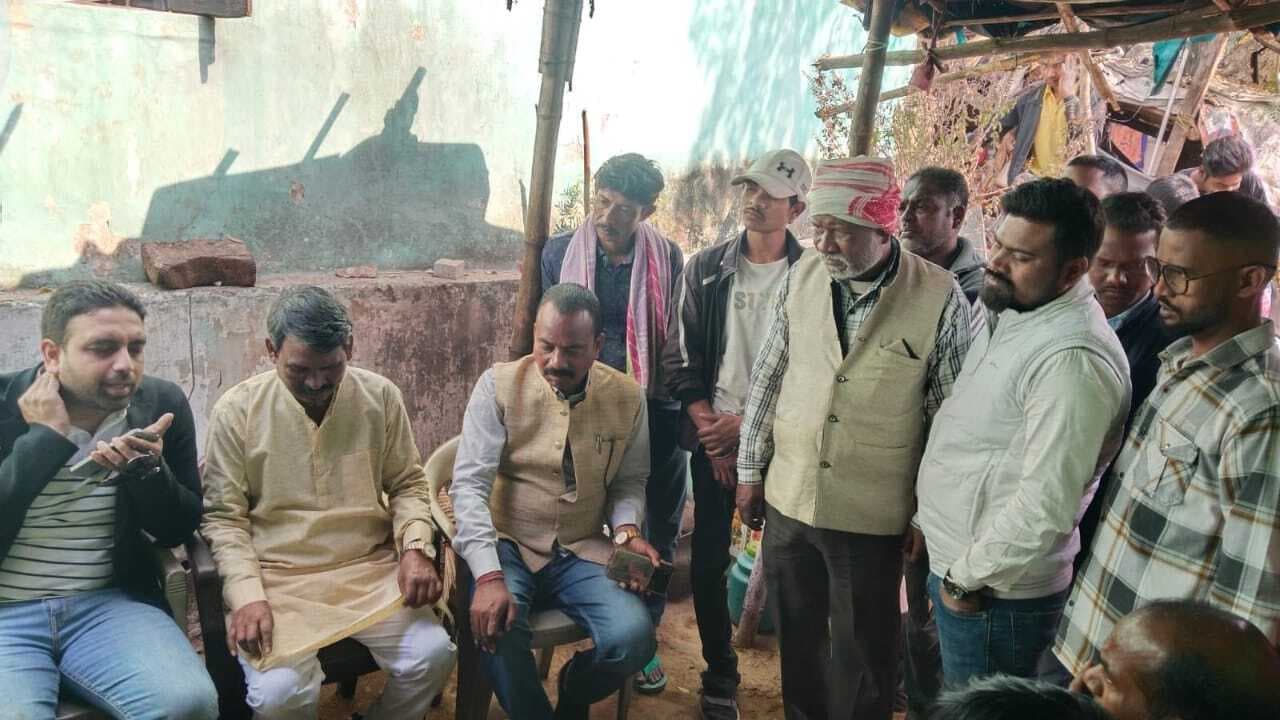 Jamshedpur News : शोक संतप्त परिवार से मिला झामुमो का प्रतिनिधिमंडल, किया आर्थिक सहयोग
