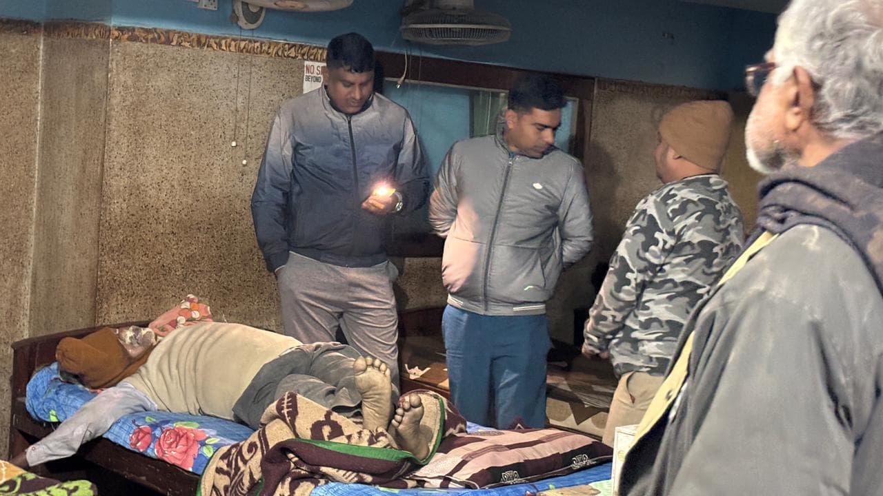 होटल की डोरमेट्री से बुजुर्ग का शव बरामद, मौके पर मिली शराब की बोतल