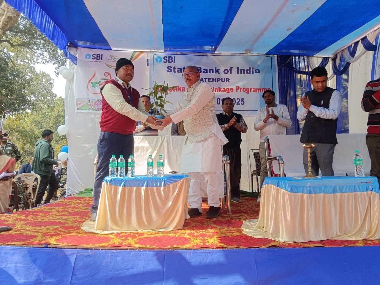 एसएचजी महिलाओं के बीच 50 लाख रुपये का लोन वितरित