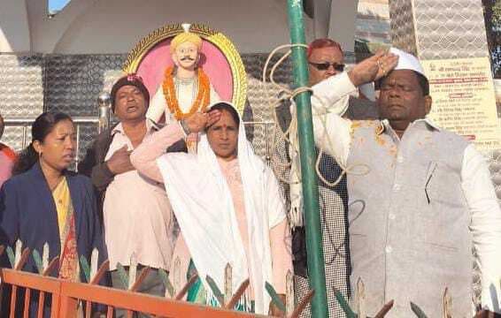 बेतला के चौक-चौराहों पर फहराया गया तिरंगा