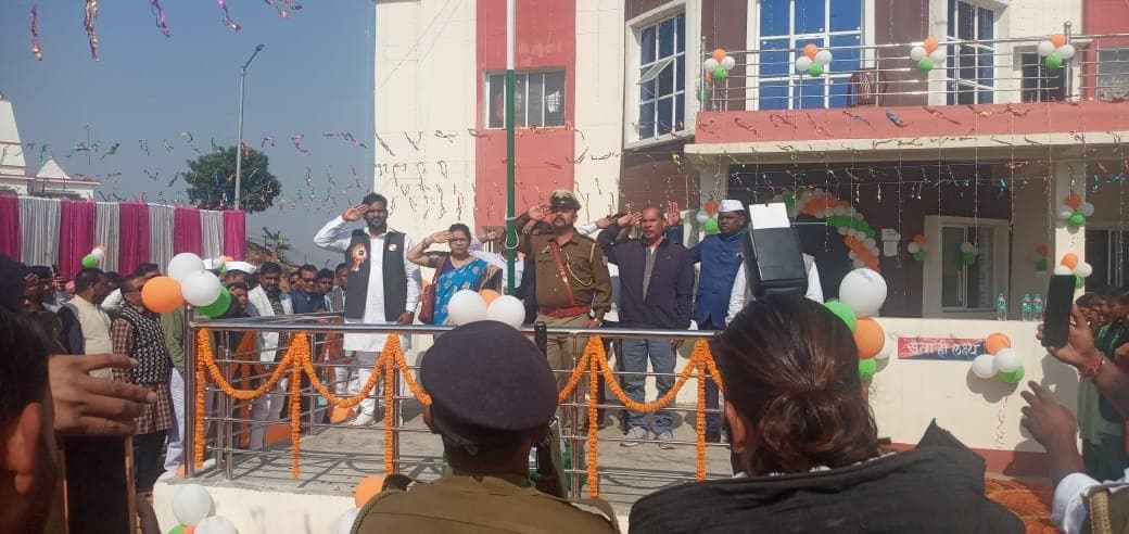 सरकारी व गैर सरकारी संस्थानों में किया गया झंडोत्तोलन