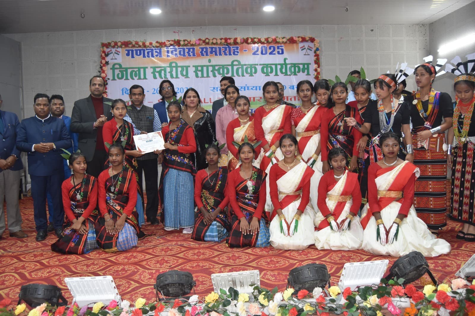 बच्चे-बच्चियों ने सामूहिक नृत्य कर मोहा मन