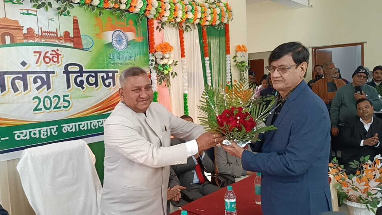 उत्कृष्ट प्रदर्शन करने वालाें को जिला जज ने किया सम्मानित