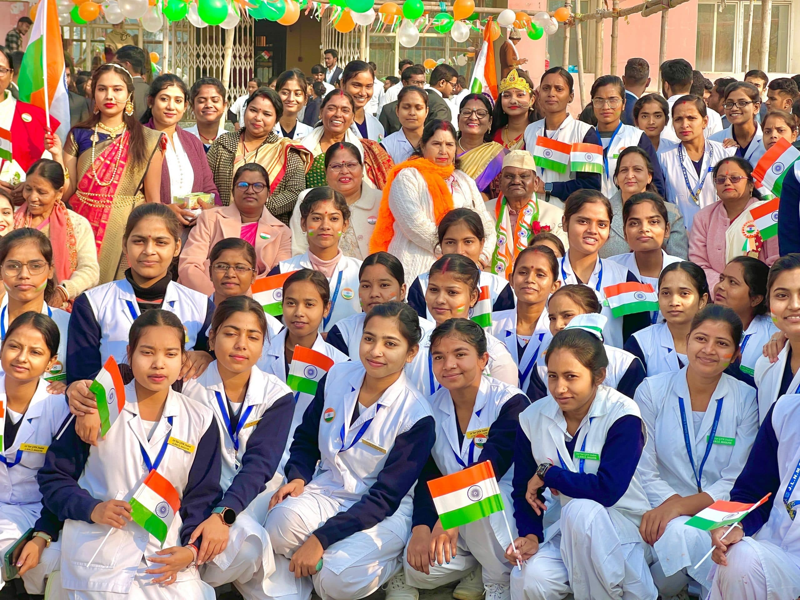 जेएलएनएमसीएच व सिविल सर्जन कार्यालय में लहराया तिरंगा