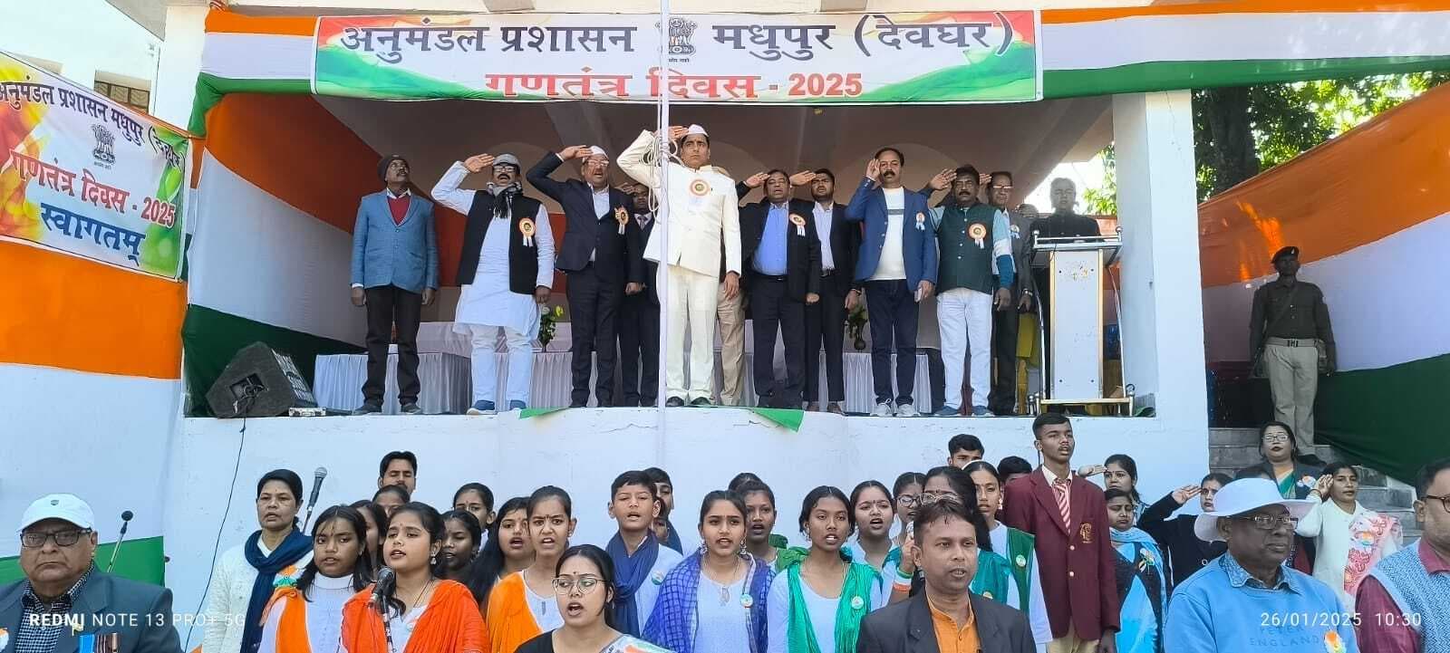 मधुपुर में शान-बान-शान से लहराया तिरंगा