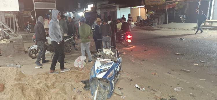 Giridih News: हाइवा ने चार बाइक व एक चारपहिया को किया क्षतिग्रस्त