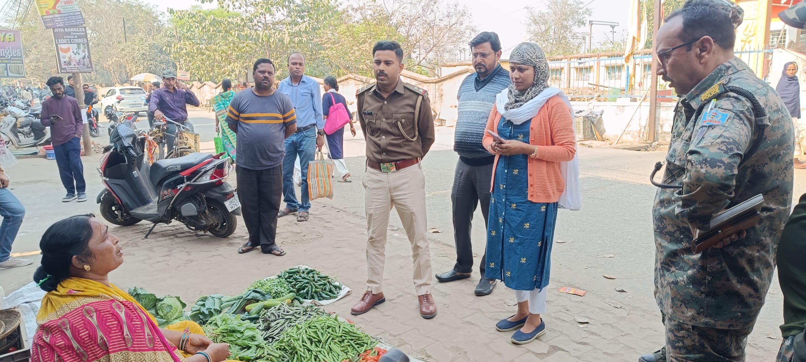 East Singhbhum news : घाटशिला मुख्य सड़क किनारे से सब्जी विक्रेताओं को हटाया, पुलिस से बकझक