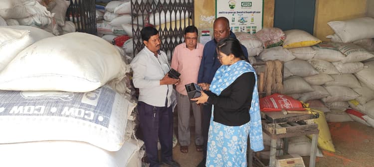 East Singhbhum news : महुलिया लैंपस में नमी जांच मशीन मिली खराब, बीडीओ ने लगायी फटकार