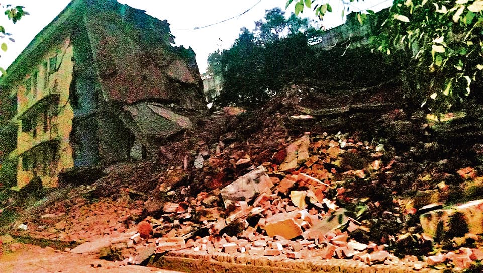 Jamshedpur News : टायो कॉलोनी की ई-टाइप बिल्डिंग गिरी, ऐसे टल गया बड़ा हादसा